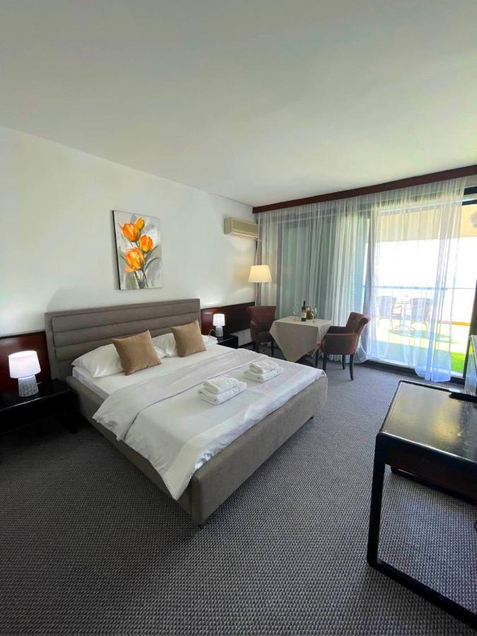 Corpus A - Hotel Albatros Ulcinj Bagian luar foto