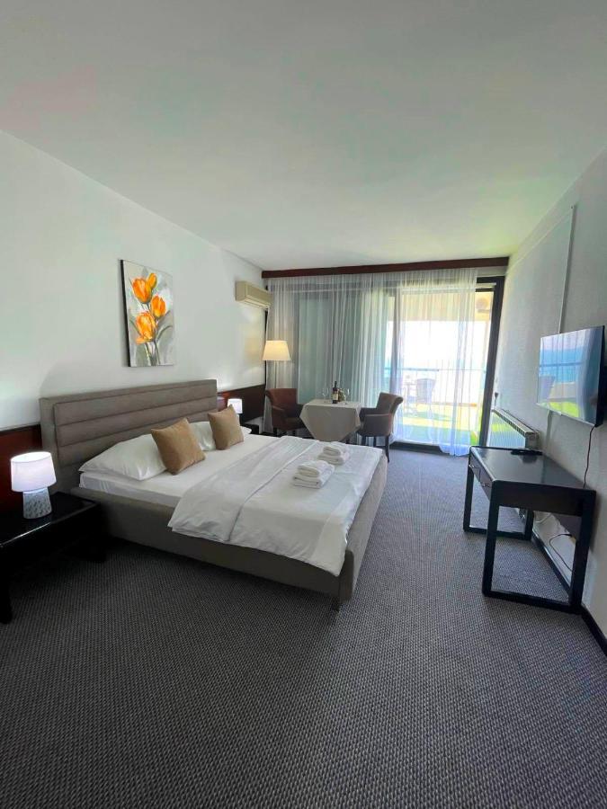 Corpus A - Hotel Albatros Ulcinj Bagian luar foto