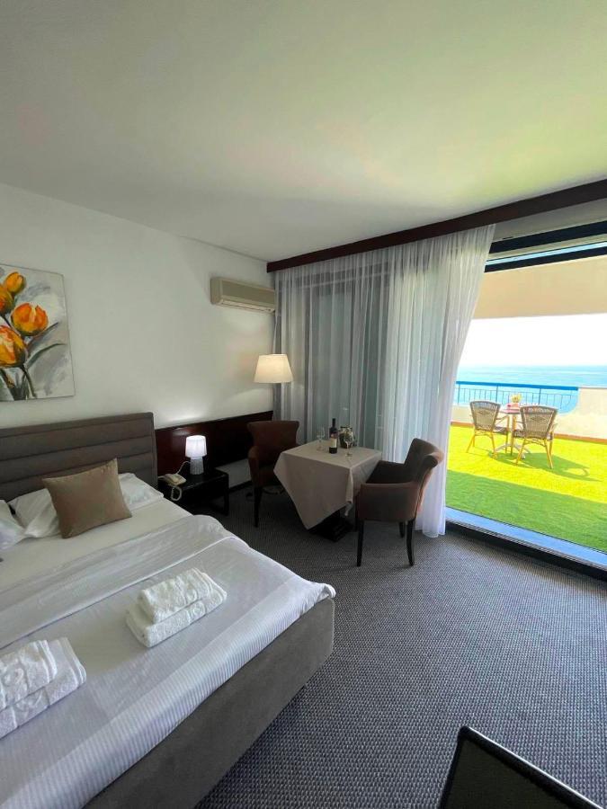 Corpus A - Hotel Albatros Ulcinj Bagian luar foto