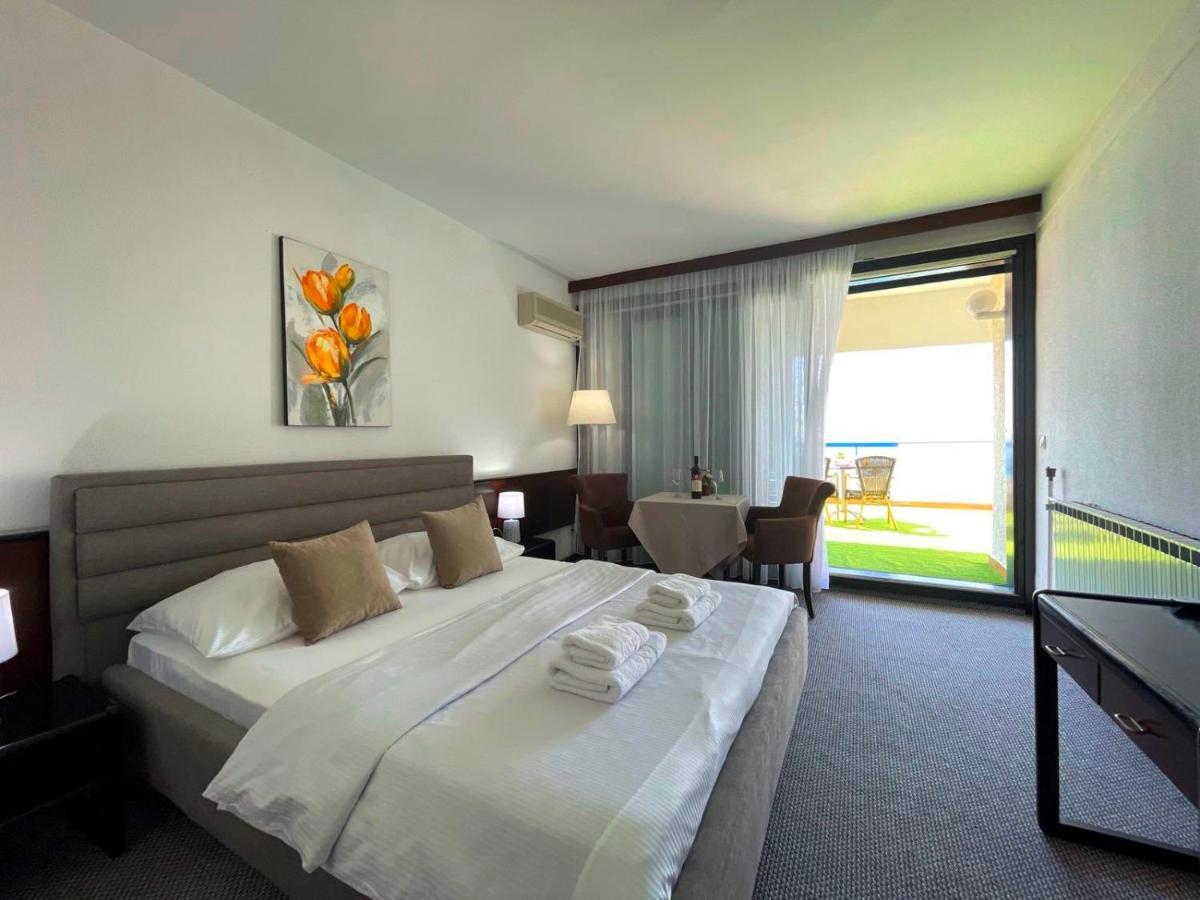 Corpus A - Hotel Albatros Ulcinj Bagian luar foto