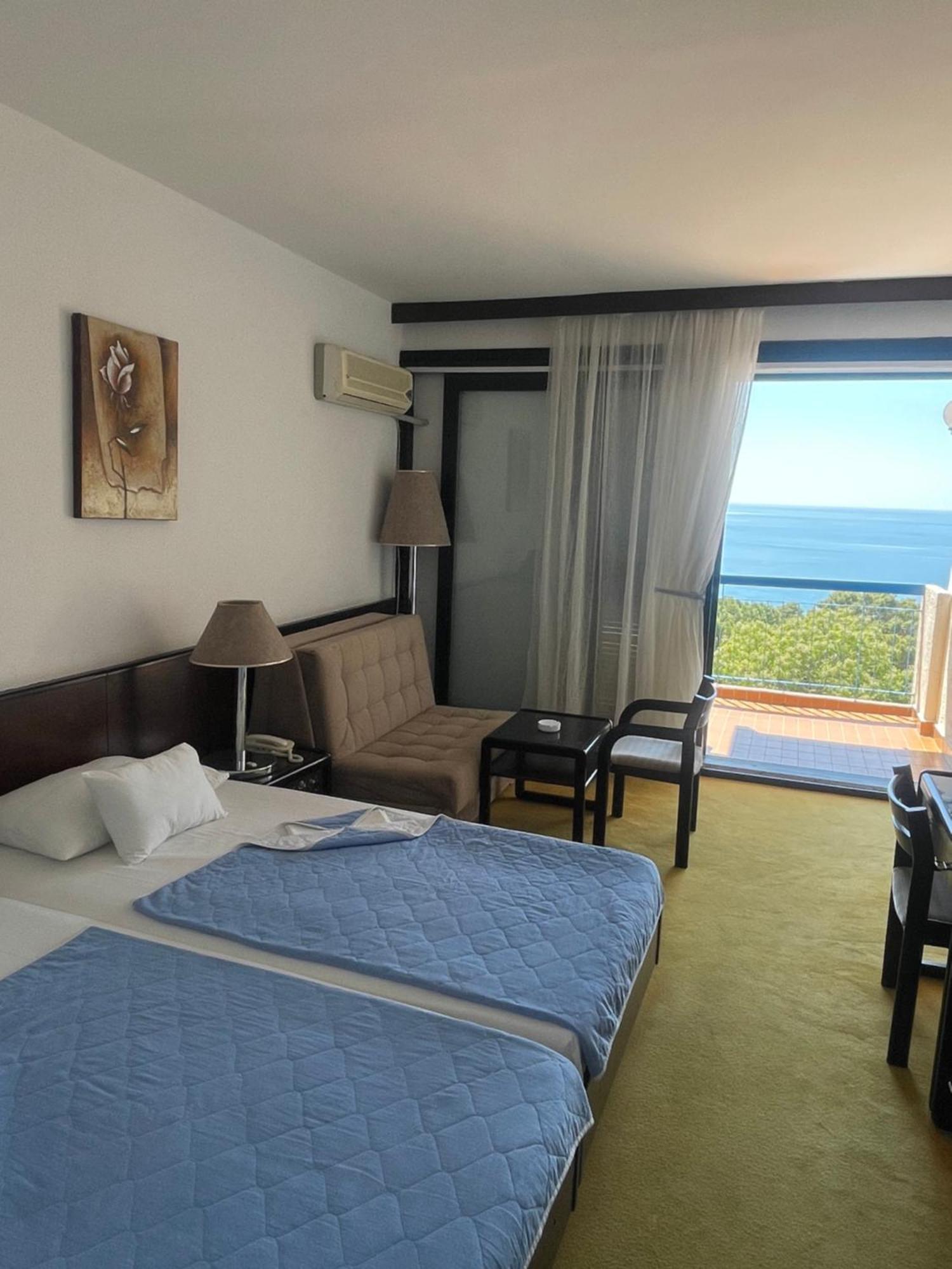 Corpus A - Hotel Albatros Ulcinj Bagian luar foto