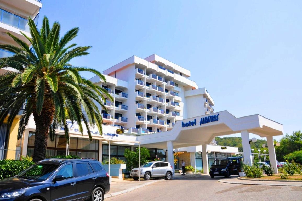 Corpus A - Hotel Albatros Ulcinj Bagian luar foto