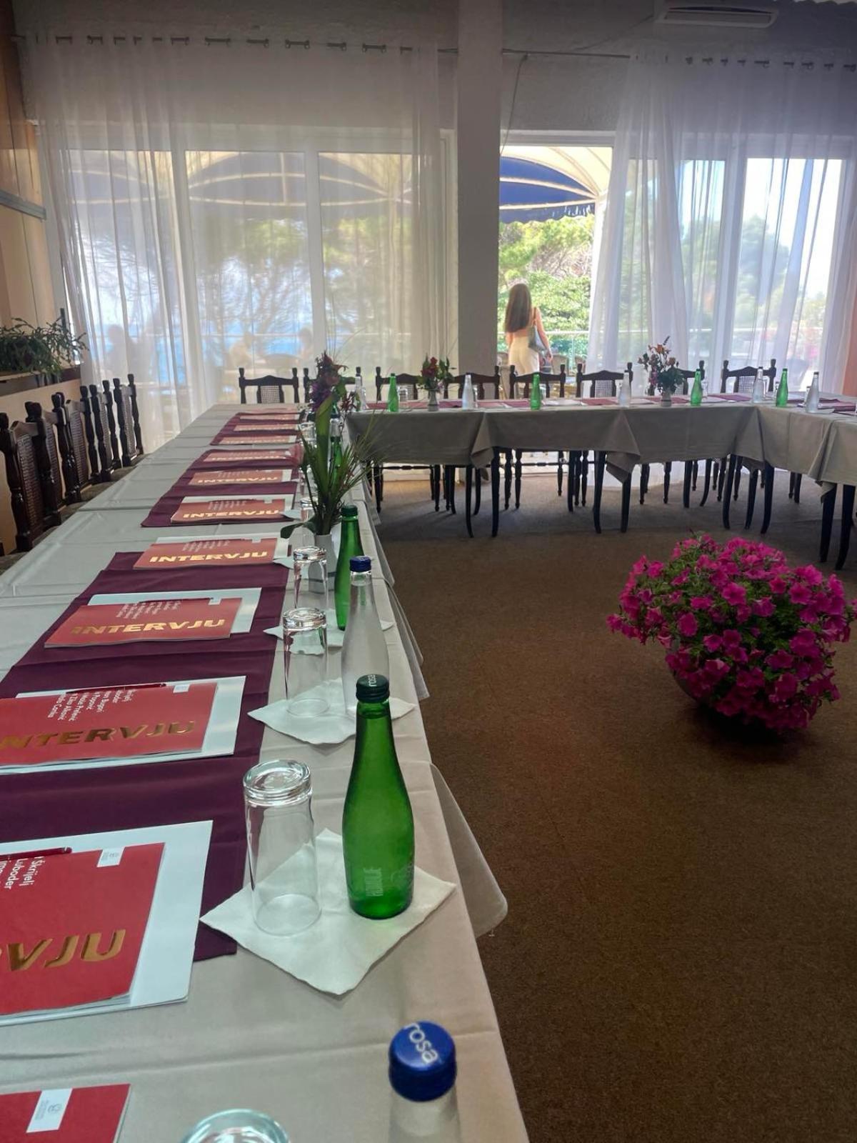 Corpus A - Hotel Albatros Ulcinj Bagian luar foto
