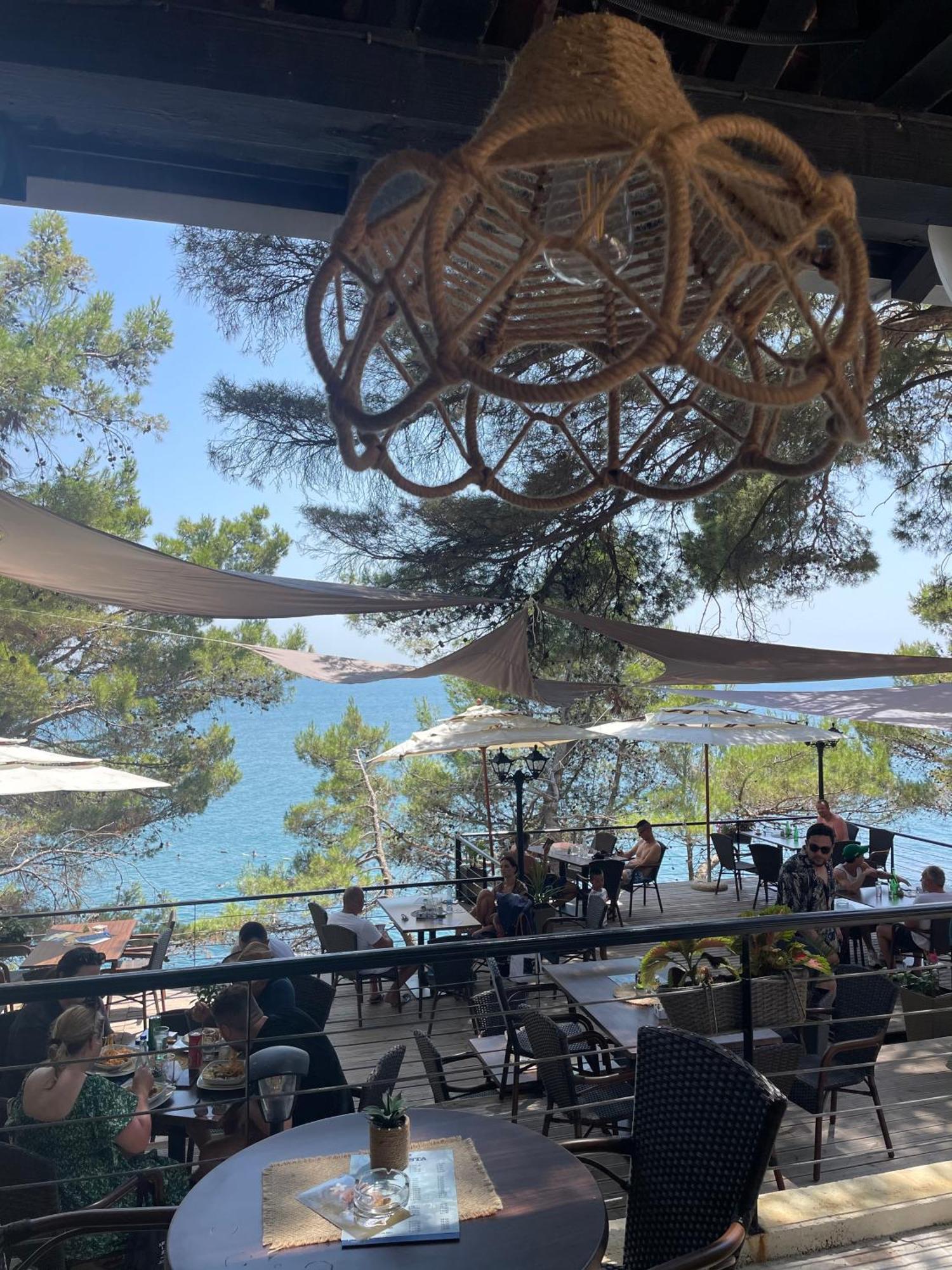 Corpus A - Hotel Albatros Ulcinj Bagian luar foto